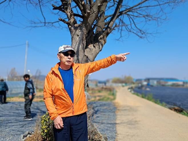 조경희씨가 자신이 머슴살이를 했던 화성시 서신면 장외리 522번지 앞에서 과거를 회상하고 있다. 고경태 기자