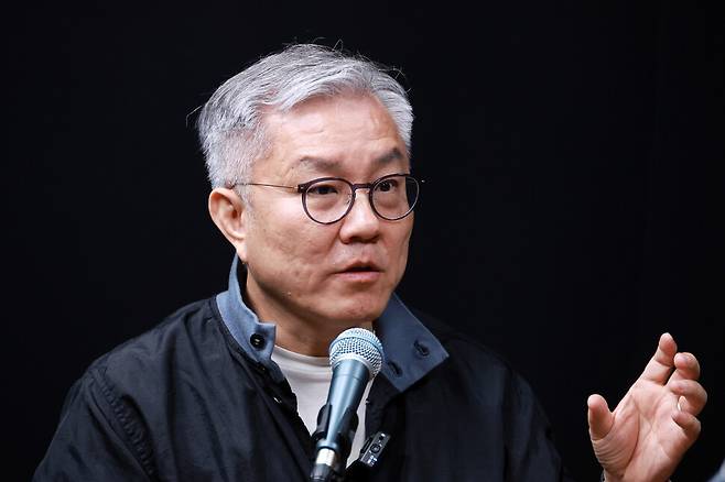 최강욱 전 더불어민주당 의원은 “사법부를 선출하지 않는 이유는 선거를 통해 다수파가 집권하는 행정·입법부와 달리 소수파의 권리와 기본권을 지키라는 취지인데, 지금 사법부가 본분을 잊고 있다”고 말했다. 인터뷰는 지난 8일 오후 서울 마포구 한겨레신문사에서 진행했다. 김혜윤 기자 unique@hani.co.kr