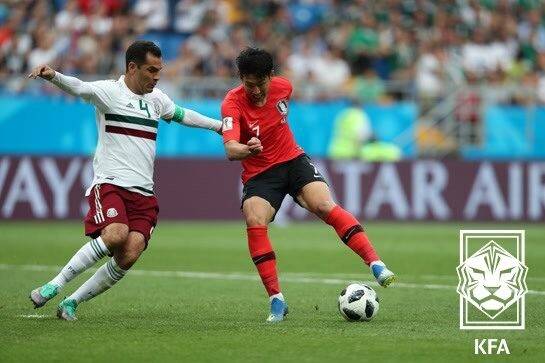 손흥민이 2014년 LA에서 열린 미국과 친선경기에서 공을 잡고 있다. 대한축구협회 제공