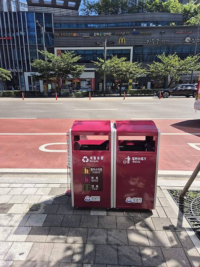 경기도 성남시가 지난해 9월 판교 새도시 중심가에 설치한 ‘공공 쓰레기통’의 모습. 재활용과 일반용으로 2개가 1개조를 이루고 있다. 성남시 제공