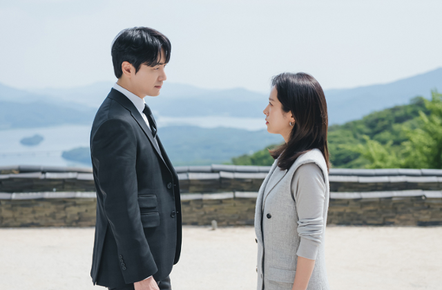 드라마 '나의 완벽한 비서'에서 헤드헌팅 회사 대표 강지윤(한지민)과 대기업 인사팀 직원 유은호(이준혁)는 인재 영입을 두고 대립한다. SBS 제공