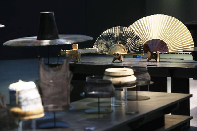 지난해 9월 서울 중구 덕수궁 돈덕전에서 전시 '시간을 잇는 손길'이 열리고 있다. 전시에서는 전승 취약 종목 '전통기술' 20개 종목 보유자 등 전승자 46명의 150여 점을 선보였다. 연합뉴스