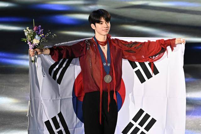 지난 2월 22일 서울 양천구 목동아이스링크에서 열린 2025 국제빙상경기연맹(ISU) 사대륙 피겨스케이팅 선수권대회 남자 싱글 시상식에서 2위를 기록한 차준환이 기념 촬영을 하고 있다. 정다빈 기자