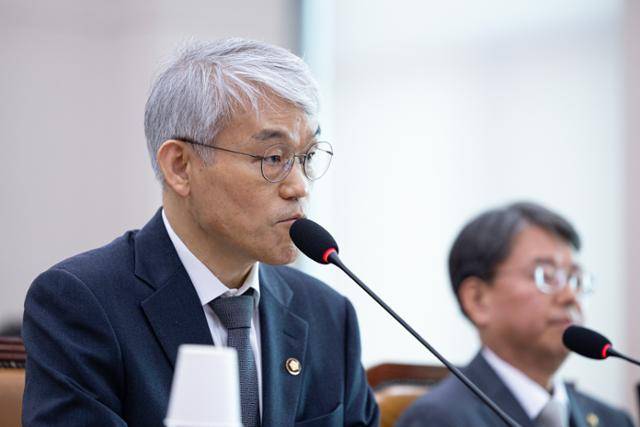 천대엽(왼쪽) 법원행정처 처장이 14일 국회에서 열린 법제사법위원회 전체회의에서 답변하고 있다. 뉴스1