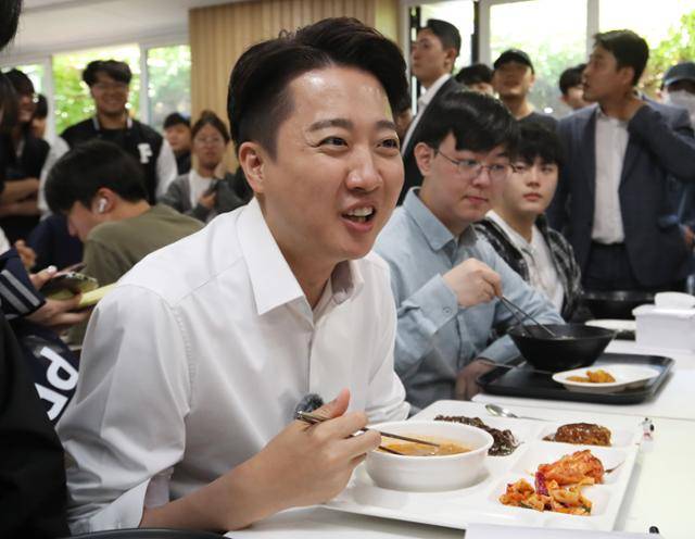 이준석 개혁신당 대선 후보가 14일 부산 금정구 부산대학교를 찾아 학생들과 학식을 먹으며 대화하고 있다. 뉴스1