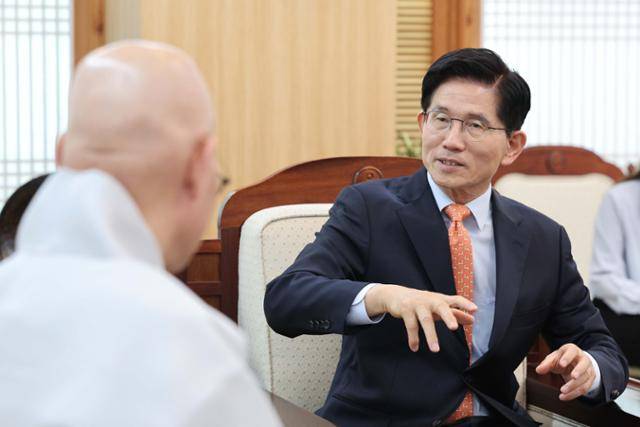 김문수 국민의힘 대선 후보가 경선 기간이던 지난달 21일 서울 종로구 한국불교역사문화기념관 조계종 총무원장 접견실에서 총무원장 진우 스님과 대화를 나누고 있다. 뉴시스