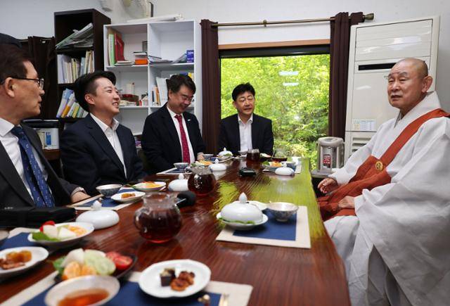 이준석 개혁신당 대선 후보가 14일 부산 금정구 범어사 안양암에서 국제종교연합 이사장을 맡고 있는 대종사 정여 방장 스님, 전국기독교총연합 대표회장인 임영문 목사 등과 간담회를 하고 있다. 연합뉴스
