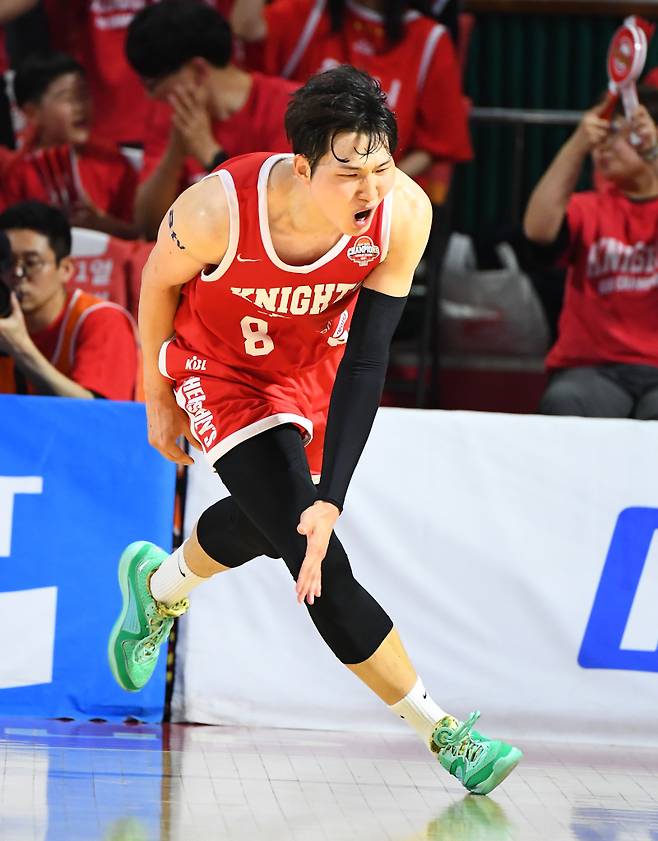 SK 안영준이 13일 잠실학생체육관에서 열린 LG와의 2024~25 KCC 프로농구 챔프전 5차전에서 득점한 뒤 환호하고 있다. 사진=KBL