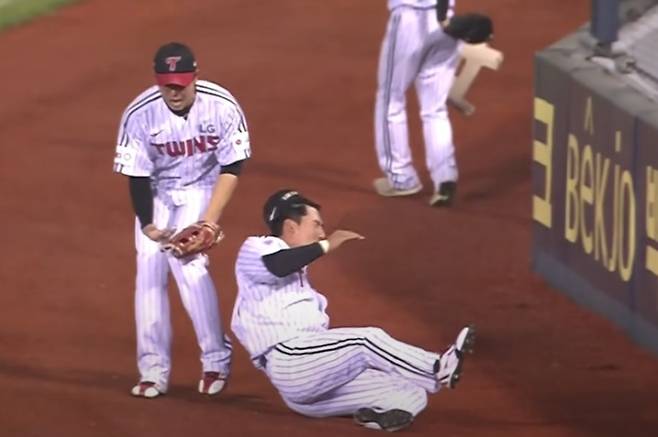 13일 키움전에서 홍창기가 김민수와 충동해 왼쪽 무릎 부상을 당했다. 사진=티빙 중계화면 캡처