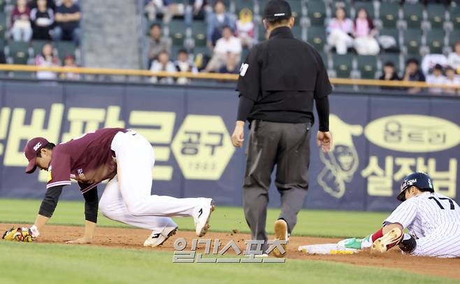 14일 오후 잠실야구장에서 열린 2025 프로야구 키움과 LG 경기. LG 박해민이 3회 선두타자로 나와 중전안타로 진루한뒤 2루 도루하고있다. 12시즌 연속 10도루. 잠실=정시종 기자 capa@edaily.co.kr