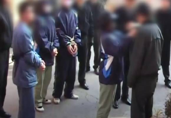 사건 관련 경찰에 체포된 노숙인들과 청소년들. [사진=SBS 그것이알고싶다 캡처]