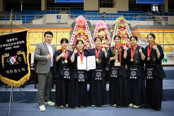 서준배 부산광역시체육회 감독(왼쪽)과 부산시체육회 검도팀 여자부 단체전에 출전한 선수들이 우승을 차지하고 최고를 외치고 있다. [사진=부산광역시체육회]
