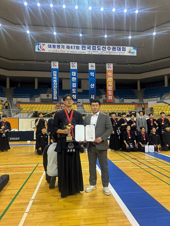 부산광역시체육회 검도팀 조관현 선수(왼쪽)가 3위를 차지하며 서준배 감독과 기념사진을 찍고 있다. [사진=부산광역시체육회]