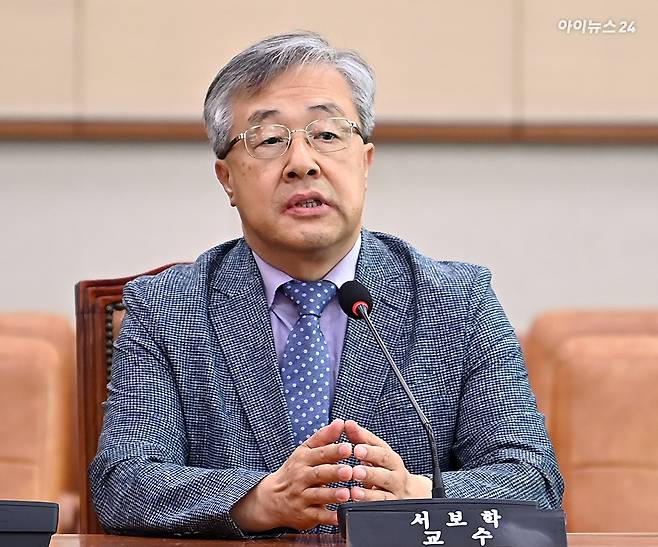 서보학 경희대 법학전문대학원 교수가 14일 오전 서울 여의도 국회에서 열린 법제사법위원회 전체회의에서 의원 질의에 답변하고 있다. [사진=곽영래 기자]