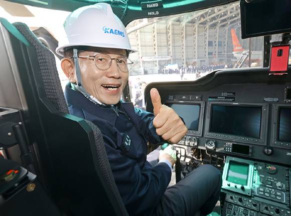 국민의힘 김문수 대선 후보가 14일 경남 사천시 한국항공서비스를 방문해 산림청 헬기에 탑승하고 있다. 2025.5.14 [공동취재] [사진=연합뉴스]