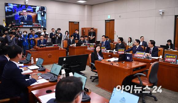 정청래 법사위원장이 14일 오전 서울 여의도 국회에서 열린 법제사법위원회 전체회의를 주재하고 있다. [사진=곽영래 기자]