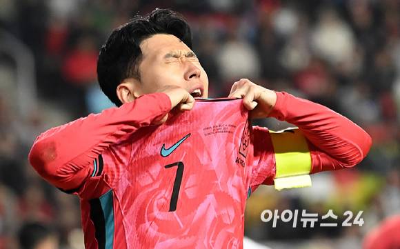 2026 FIFA 북중미 월드컵 아시아 지역 3차 예선 B조 조별리그 8차전 대한민국과 요르단의 경기에서 손흥민이 찬스를 놓친 뒤 아쉬워하고 있다. [사진=곽영래 기자]