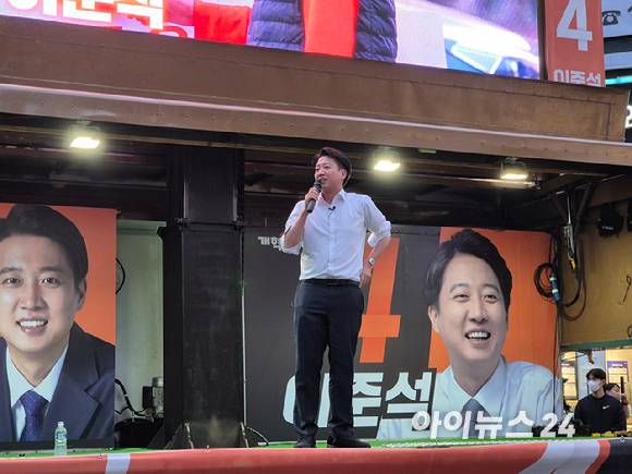 이준석 개혁신당 대선 후보가 14일 오후 부산 서면 '젊음의 거리'에서 유세를 진행하고 있다. [사진=김주훈 기자]