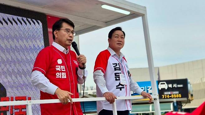 윤상현(왼쪽) 국민의힘 의원이 13일  양평에서 열린 국민의힘 여주양평당협 선거대책위원회 유세 현장에서 발언하고 있다. (본인 페이스북 캡처)