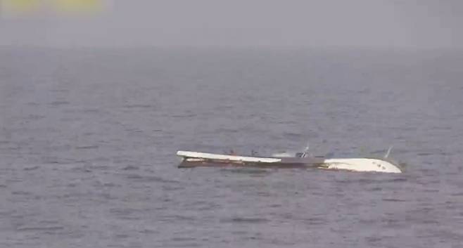 침수 사고로 뒤집힌 어진호의 모습 (제주지방해양경찰청 제공)