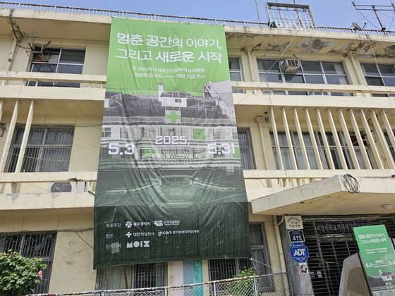 소설 『소년이 온다』 배경지인 옛 광주 적십자병원이 5·18광주민주화운동 45주기 기념일을 맞아 임시 개방됐다. [중앙포토]