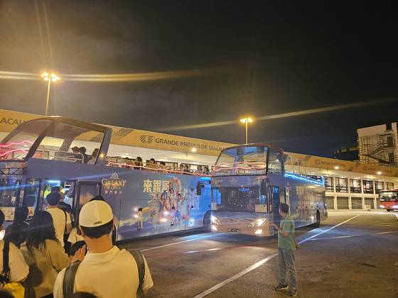 마카오 시내 야경을 둘러보는 나이트투어 버스에 관광객들이 탑승하고 있다. 이병준 기자