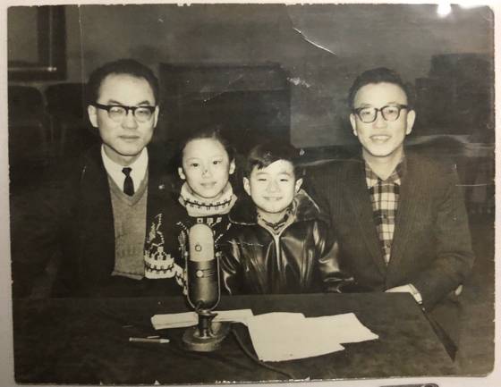 송승환(오른쪽 3번째)은 1965년 KBS 라디오 드라마 '은방울과 차돌이'에서 '차돌이'로 데뷔했다. 당시 나이는 8살이었다. 사진 PMC프러덕션