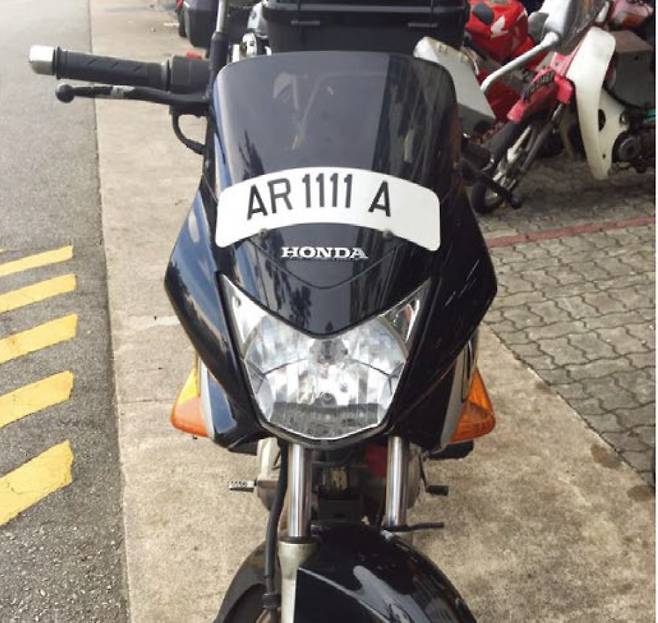 싱가포르에서 운영 중인 오토바이 전면번호판. 자료 안실련