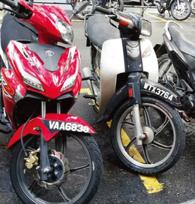 국토부는 전면번호판 부착이 어려울 경우 바퀴 덮개 위에 길게 번호판을 붙이는 방안도 고려하고 있다. 사진은 싱가포르의 오토바이 번호판. 자료 안실련