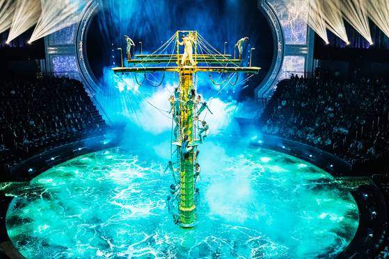 지난 5월 7일 마카오 코타이 '시티 오브 드림즈'에서 세계 최대 규모의 워터 쇼 '하우스 오브 댄싱 워터'가 5년만에 열렸다. 공연이 시작할 때만 해도 땅바닥이 있던 공연장 한가운데서 돛대가 솟아올랐다. 사진 하우스오브댄싱워터