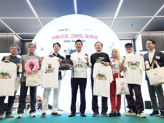 오세훈 서울시장이 서울 종로구 서울관광플라자 내 공식 기념품 판매점인 '서울마이소울샵' 개관식에서 길기연 서울관광재단 대표이사와 협업 아트작가 등 내빈들과 기념촬영하고 있다. [연합뉴스]