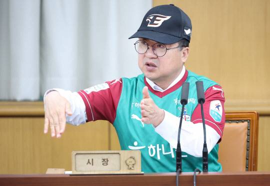 이장우 대전시장이 프로야구 한화이글스 모자를 쓰고 프로축구 대전시티즌 유니폼을 입고 업무보고 회의를 주재하고 있다. 사진 대전시