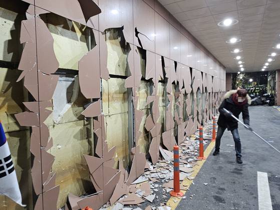 19일 오전 서부지법 난동 사태가 발생해 법원 경내 벽 타일이 산산조각나 있다. 이영근 기자