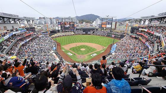 프로야구 한화 이글스 홈구장인 대전한화생명볼파크. 경기가 열리면 연일 매진행진을 이어가고 있다. 김성태 객원기자