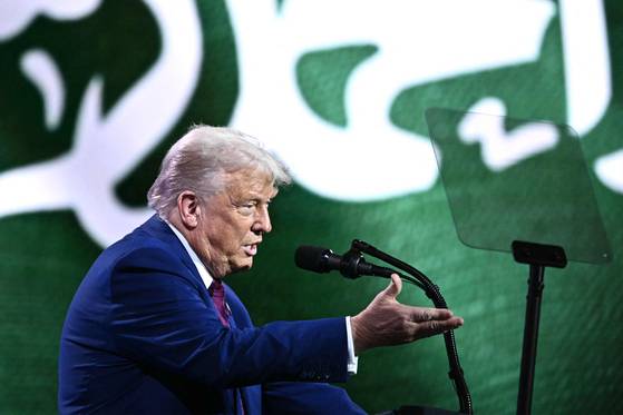 도널드 트럼프 미국 대통령이 13일(현지시간) 사우디아라비아 리야드에서 열린 사우디-미국 투자 포럼에서 연설하고 있다. AFP=연합뉴스