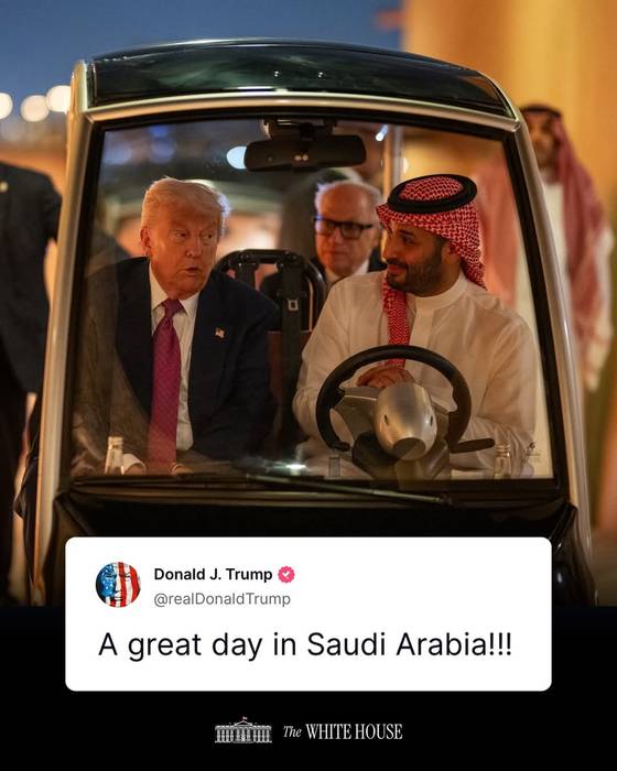 백악관은 13일(현지시간) 도널드 트럼프 미국 대통령이 자신의 SNS에 적은 ″사우디에서의 위대한 하루″라는 게시물과 함께 현재 사진을 편집해 백악관 SNS에 계정에 올렸다. 사진 백악관 페이스북