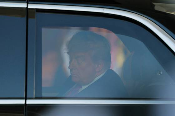 도널드 트럼프 미국 대통령이 13일(현지시간) 사우디아라비아 리야드 왕궁에서 양해각서(MOU) 체결식을 마친 뒤 차량편으로 호텔로 이동하고 있다. 로이터=연합뉴스