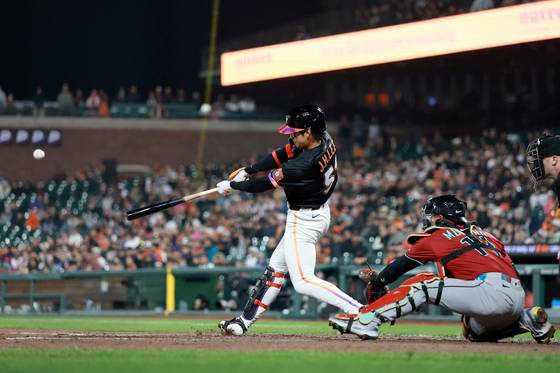 이정후가 14일 미국 캘리포니아주 샌프란시스코 오라클 파크에서 열린 애리조나 다이아몬드백스와의 MLB 홈 경기에 4번 타자 겸 중견수로 선발 출전, 8회말 석 점짜리 홈런을 쏘아올리고 있다.AFP=연합뉴스