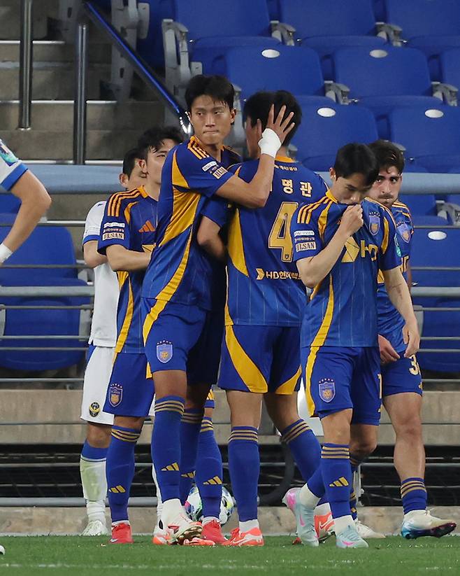 14일 울산 문수축구경기장에서 열린 코리아컵 16강 인천과의 경기에서 울산 허율(가운데)이 선제골을 넣고 팀 동료들과 기뻐하고 있다. [연합뉴스]