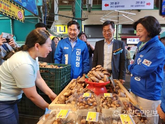 ▲ 추미애 더불어민주당 골목골목 총괄선대위원장은 14일 강릉 중앙시장을 찾아 지역주민들의 의견을 적극 청취하며, 지지를 호소했다. 이연제