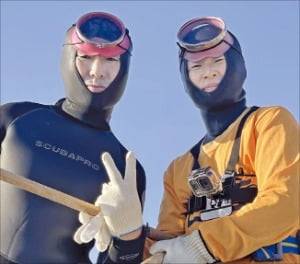 해녀 이정숙 씨와 남편 정대엽 씨가 경북 경주 감포읍 연동마을 해변에서 함께 잠수 준비를 하고 있다.  해녀 이정숙 제공