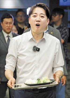 < 이준석, 오늘도 대학생과 ‘학식 대화’ > 이준석 개혁신당 대선 후보가 13일 대구 경북대에서 청년과의 대화를 위해 학식을 배식받은 뒤 이동하고 있다.  연합뉴스