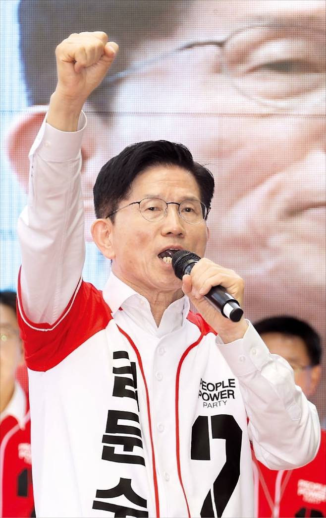 < 울산시민에 金 ‘주먹 불끈’ > 김문수 국민의힘 대선 후보가 13일 울산 뉴코아아울렛 앞에서 지지 유세를 하고 있다. 김 후보는 이날 대구, 울산, 부산을 차례로 방문했다. 연합뉴스