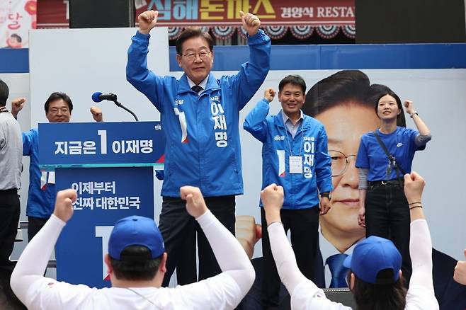 더불어민주당 이재명 대선 후보가 13일 '보수의 심장'이라고 불리는 대구광역시의 동성로 거리에서 집중 유세를 하고 있다. 사진=연합뉴스
