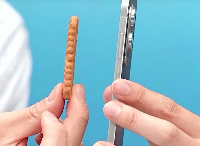 테크 전문 크리에이터 '잇섭'이 지난 13일 오후 진행된 네이버 쇼핑라이브 '핫IT슈'에 나와 삼성전자의 초슬림 스마트폰 갤럭시S25 엣지와 과자 얇기를 비교하고 있다. 사진=네이버 쇼핑라이브 갈무리