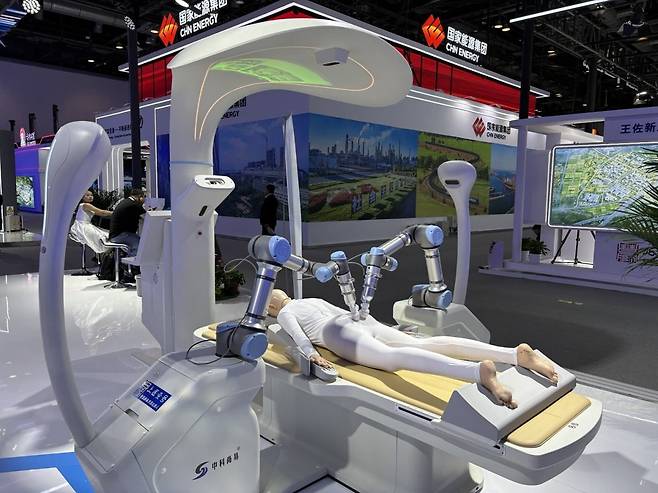 중국 베이징 차오양구 국가회의센터에서 지난 8일부터 11일까지 열린 베이징국제과학기술산업박람회. 박람회 현장에서 디지털 중의학 경락 조절 로봇이 시연하고 있다. 베이징=김은정 특파원