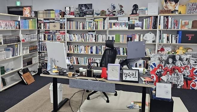 서울 서교동 출판사 ‘무제’ 사무실의 박정민 책장. 설지연 기자