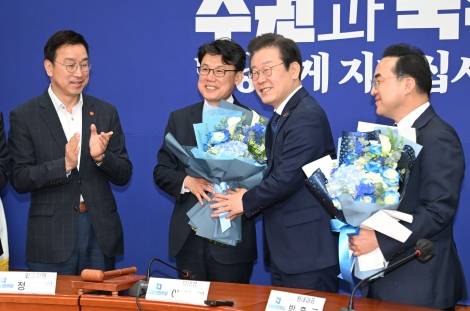 작년 4월 28일 민주당 최고위원회의에서 기념 촬영 중인 이재명 대선 후보와 진성준 정책위 의장. / 사진=김병언 기자