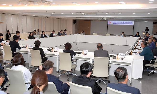 고광완 광주광역시 행정부시장과 공무원, 소상공인 등이 14일 시청에서 열린 복합쇼핑몰 상권영향평가 연구용역 중간보고회에서 용역 결과를 듣고 있다. 광주시 제공