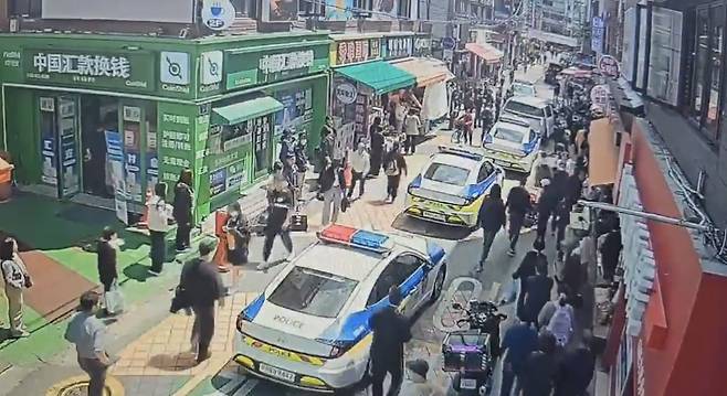 지난 7일 누군가 ATM기에서 5만원권을 계속 인출하는 모습을 수상히 여긴 시민의 신고를 받고 2분만에 경찰이 출동한 모습./사진=서울 영등포경찰서